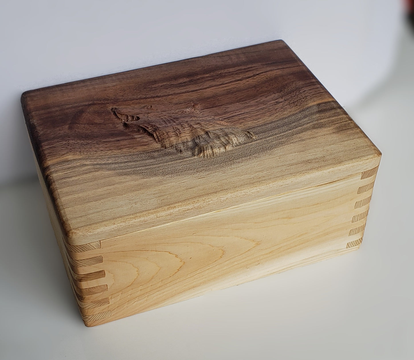 JEWELRY BOX WITH WOLF RELIEF CARVING